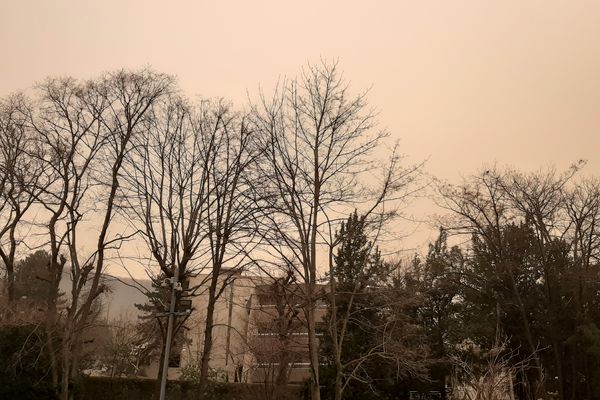 A Clermont-Ferrand aussi, le ciel est ocre.